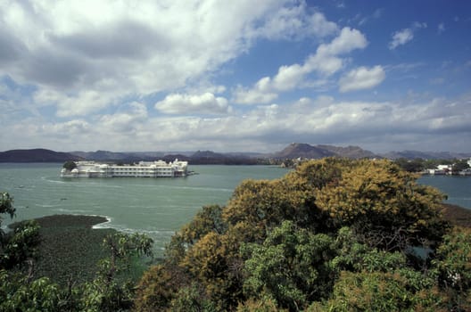 a view of the Jagmandir Palace on the Pichhola Lake in the Town of Udaipur in the Province of Rajasthan in India.  India, Udaipur, January, 1998
