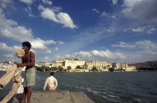 The City Palace and Hotel at the Pichhola Lake in the Town of Udaipur in the Province of Rajasthan in India.  India, Udaipur, January, 1998