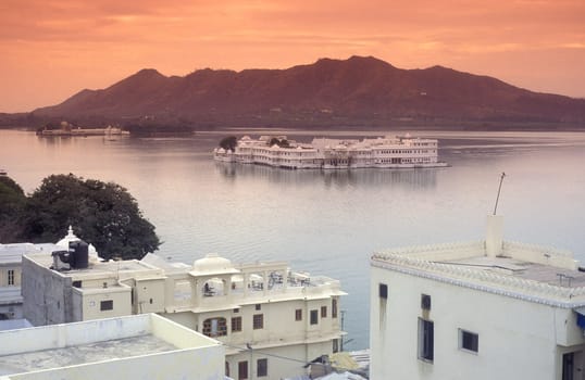 a view of the Jagmandir Palace on the Pichhola Lake in the Town of Udaipur in the Province of Rajasthan in India.  India, Udaipur, January, 1998
