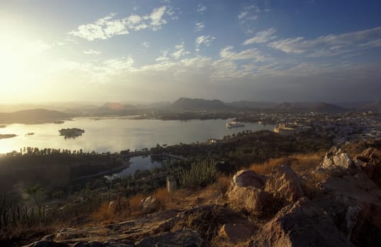 a view of the Jagmandir Palace on the Pichhola Lake in the Town of Udaipur in the Province of Rajasthan in India.  India, Udaipur, January, 1998