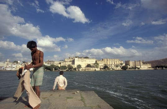 The City Palace and Hotel at the Pichhola Lake in the Town of Udaipur in the Province of Rajasthan in India.  India, Udaipur, January, 1998