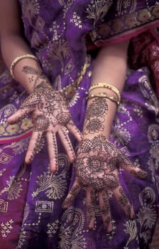 a Rajasthani women is making a Henna Hand painting in the Town of Jaisalmer in the Province of Rajasthan in India.  India, Jaisalmer, January, 1998