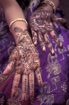 a Rajasthani women is making a Henna Hand painting in the Town of Jaisalmer in the Province of Rajasthan in India.  India, Jaisalmer, January, 1998