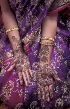 a Rajasthani women is making a Henna Hand painting in the Town of Jaisalmer in the Province of Rajasthan in India.  India, Jaisalmer, January, 1998