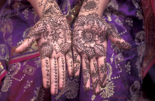 a Rajasthani women is making a Henna Hand painting in the Town of Jaisalmer in the Province of Rajasthan in India.  India, Jaisalmer, January, 1998