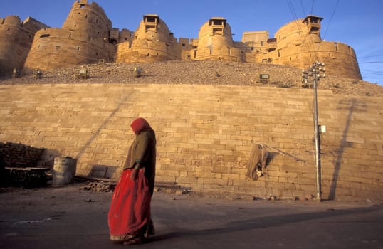 a alley in the old Town with the Jaisalmer Fort in the city of Jaisalmer in the Province of Rajasthan in India.  India, Jaisalmer, January, 1998