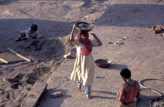 a Rajasthani women at a construction work in the Town of Jaisalmer in the Province of Rajasthan in India.  India, Jaisalmer, January, 1998