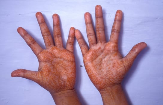 a Rajasthani women is making a Henna Hand painting in the Town of Jaisalmer in the Province of Rajasthan in India.  India, Jaisalmer, January, 1998