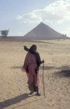 a women naer the Pushkar Hill in the Town of Pushkar in the Desert Thar in the Province of Rajasthan in India.  India, Bikaner, January, 1998