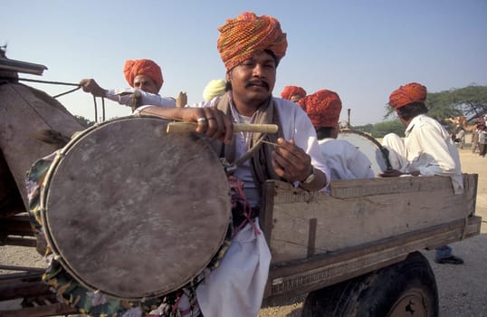 musicians in traditional Rajasthani dress at the Bikaner Camel Festival in the Town of Bikaner in the Province of Rajasthan in India.  India, Bikaner, January, 1998