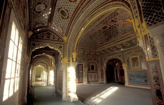 a room inside of the Samode Palace Hotel near the City of Jaipur in the Province of Rajasthan in India.  India, Jaipur, January, 1998