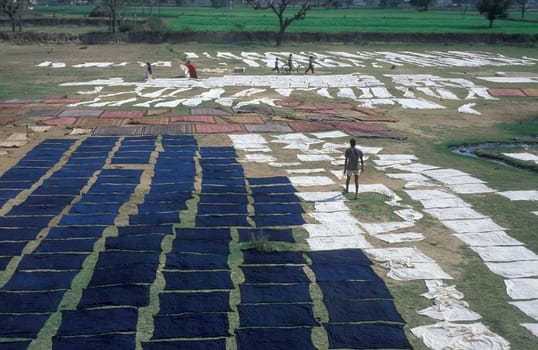 Working People in a textile coloring and dryeing Factory in the City of Jaipur in the Province of Rajasthan in India.  India, Jaipur, January, 1998