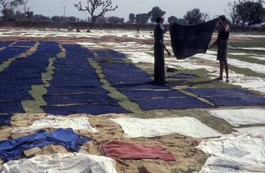 Working People in a textile coloring and dryeing Factory in the City of Jaipur in the Province of Rajasthan in India.  India, Jaipur, January, 1998