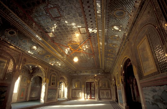 a room inside of the Samode Palace Hotel near the City of Jaipur in the Province of Rajasthan in India.  India, Jaipur, January, 1998