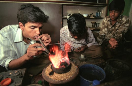 Working People in a Jewelry Factory in the City of Jaipur in the Province of Rajasthan in India.  India, Jaipur, January, 1998