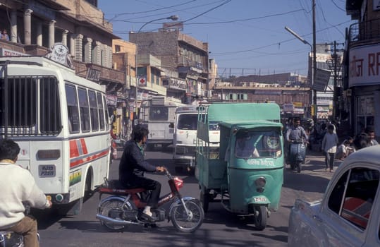 traffic on a road in the City of Jaipur in the Province of Rajasthan in India.  India, Jaipur, January, 1998