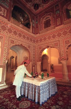 Inside the Samode Palace Hotel near the City of Jaipur in the Province of Rajasthan in India.  India, Jaipur, January, 1998