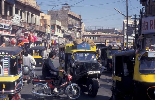 traffic on a road in the City of Jaipur in the Province of Rajasthan in India.  India, Jaipur, January, 1998