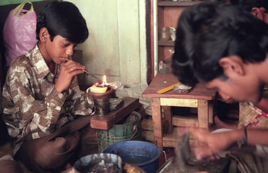 Working People in a Jewelry Factory in the City of Jaipur in the Province of Rajasthan in India.  India, Jaipur, January, 1998
