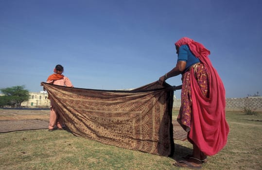 Working People in a textile coloring and dryeing Factory in the City of Jaipur in the Province of Rajasthan in India.  India, Jaipur, January, 1998