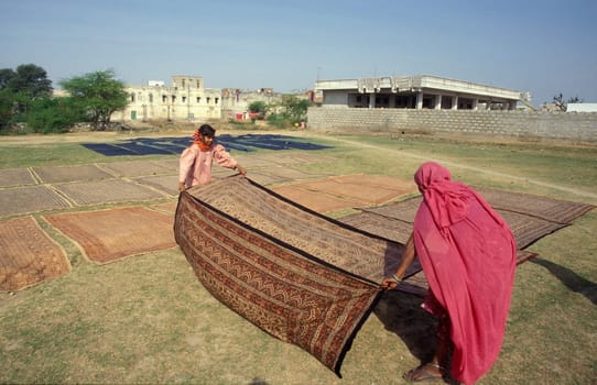 Working People in a textile coloring and dryeing Factory in the City of Jaipur in the Province of Rajasthan in India.  India, Jaipur, January, 1998