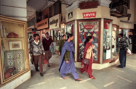 people at the shopping area of Connaught Place in the city of New Delhi in India.  India, Delhi, Februar, 1998