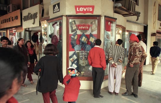 people at the shopping area of Connaught Place in the city of New Delhi in India.  India, Delhi, Februar, 1998