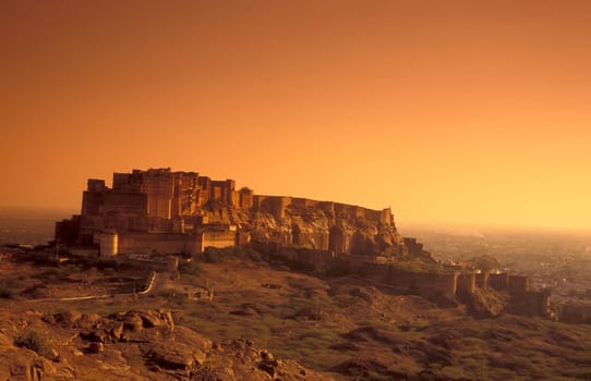 a view of the Meherangarh in the Town of Jodhpur in the Province of Rajasthan in India.  India, Jodhpur, January, 1998