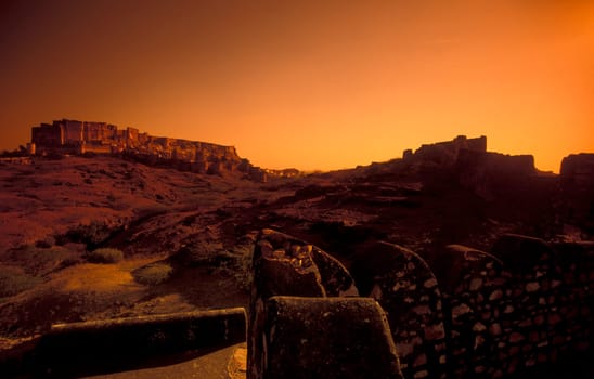 a view of the Meherangarh in the Town of Jodhpur in the Province of Rajasthan in India.  India, Jodhpur, January, 1998