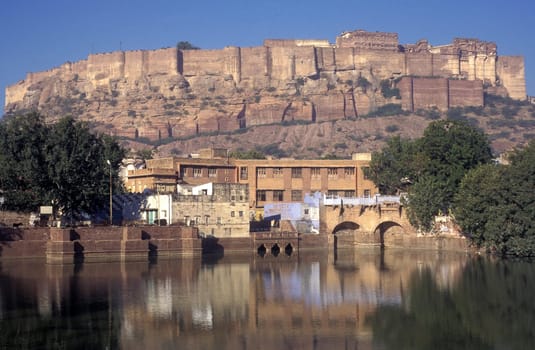 a view of the Meherangarh in the Town of Jodhpur in the Province of Rajasthan in India.  India, Jodhpur, January, 1998