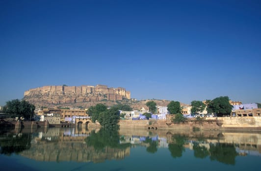 a view of the Meherangarh in the Town of Jodhpur in the Province of Rajasthan in India.  India, Jodhpur, January, 1998