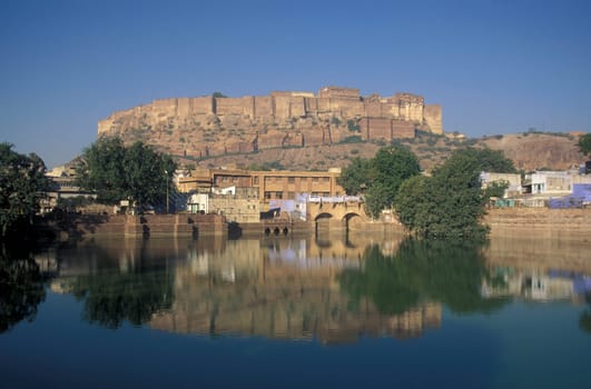 a view of the Meherangarh in the Town of Jodhpur in the Province of Rajasthan in India.  India, Jodhpur, January, 1998