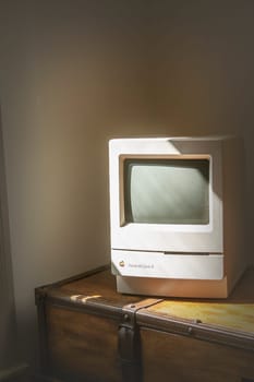 An old Macintoch Clasic 2  wit draatic lighting.