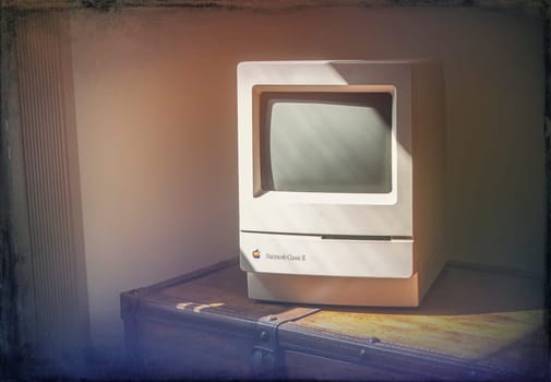 An old Macintoch Classic 2 computer.