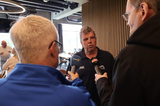 Sought-after interview partner: Stefan Wagner (Managing Director Schwenninger Wild Wings) at the press conference SERC WildWings season opener 24-25