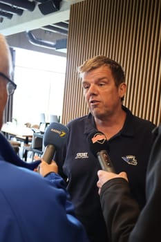 Sought-after interview partner: Stefan Wagner (Managing Director Schwenninger Wild Wings) at the press conference SERC WildWings season opener 24-25