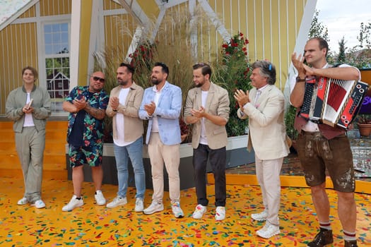 The finale after the last broadcast in 2024,v.li. Vincent Gross (singer/musician),singer Buddy,the group Cappuccinos,Andy Borg (singer / presenter) and   in the ARD TV program "Immer wieder sonntags""."