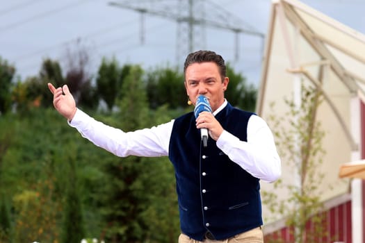 Stefan Mross (singer / presenter / entertainer) in the ARD TV show "Immer wieder sonntags""."