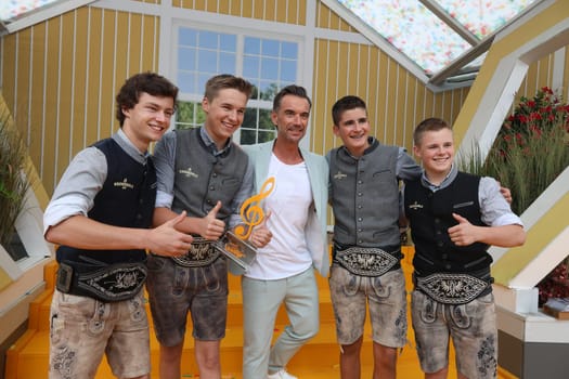 The junior group "Brennholz"" is happy about the overall victory in the summer hit parade,Florian Silbereisen (singer / musician / entertainer) was one of the first to congratulate after the ARD TV show ""Immer wieder sonntags""."