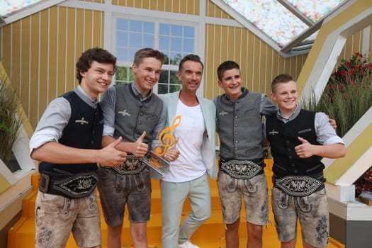 The junior group "Brennholz"" is happy about the overall victory in the summer hit parade,Florian Silbereisen (singer / musician / entertainer) was one of the first to congratulate after the ARD TV show ""Immer wieder sonntags""."