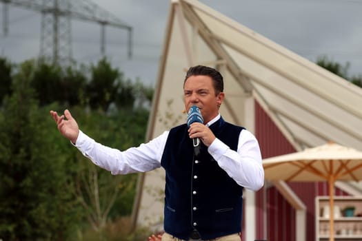 Stefan Mross (singer / presenter / entertainer) in the ARD TV show "Immer wieder sonntags""."