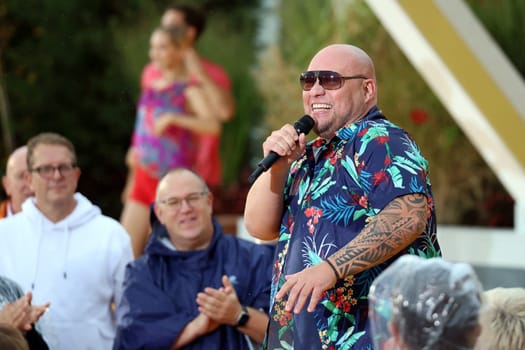 In the middle of it,instead of just being there: singer Buddy in the ARD TV show "Immer wieder sonntags""."