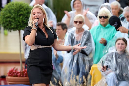 Marina Marx (singer,artist) in the ARD TV show "Immer wieder sonntags""."