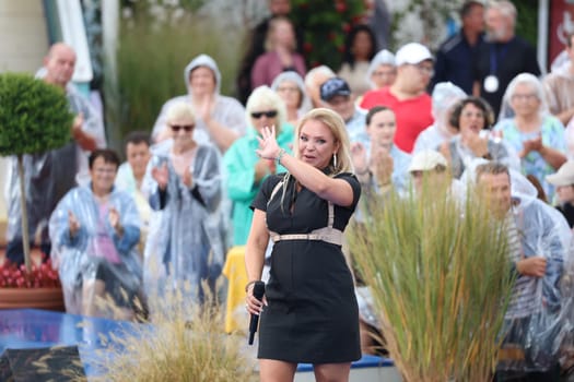 Marina Marx (singer,artist) in the ARD TV show "Immer wieder sonntags""."