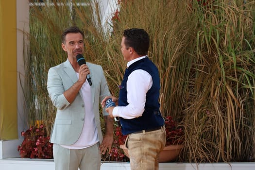 Surprise guest Florian Silbereisen (singer / musician / entertainer) with Stefan Mross (singer / presenter / entertainer) in the ARD TV show "Immer wieder sonntags""."