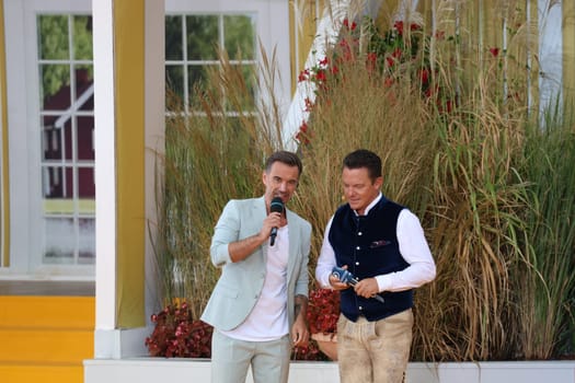 Surprise guest Florian Silbereisen (singer / musician / entertainer) with Stefan Mross (singer / presenter / entertainer) in the ARD TV show "Immer wieder sonntags""."
