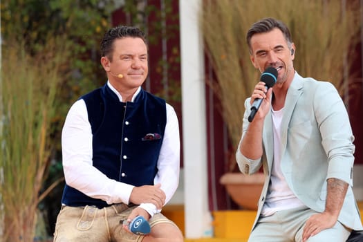 Two real friends: Stefan Mross (singer / presenter / entertainer) and surprise guest Florian Silbereisen (singer / musician / entertainer) in the ARD TV show "Immer wieder sonntags""."