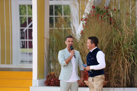 Surprise guest Florian Silbereisen (singer / musician / entertainer) with Stefan Mross (singer / presenter / entertainer) in the ARD TV show "Immer wieder sonntags""."