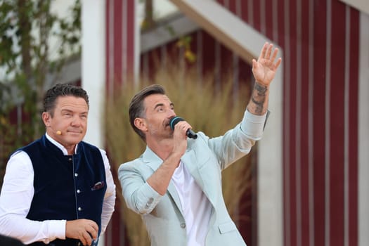 Two real friends: Stefan Mross (singer / presenter / entertainer) and surprise guest Florian Silbereisen (singer / musician / entertainer) in the ARD TV show "Immer wieder sonntags""."