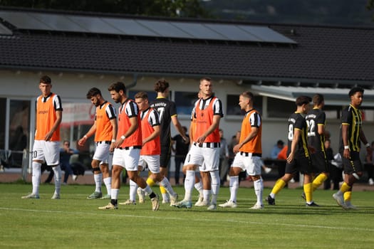 No,it's not a training session,but the Villingen players had to put on their training shirts because both teams had black colours in their jerseys for the SBFV Cup round of 16 23/24: VfR Hausen- - FC 08 Villingen